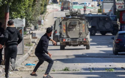 Des Palestiniens lancent des pierres sur les forces israéliennes lors d'un raid dans le camp de réfugiés de Balata en Cisjordanie, à l'est de Naplouse, le 24 mars 2025. Illustration (Crédit : Zain Jaafar / AFP)