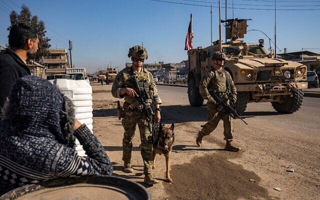 Des soldats américains patrouillent dans la ville de Qamishli, dans le nord-est de la Syrie, dans la province de Hassaké, principalement contrôlée par les Forces démocratiques syriennes (FDS) dirigées par les Kurdes, le 9 janvier 2025. (Crédit : Delil Souleiman/AFP)