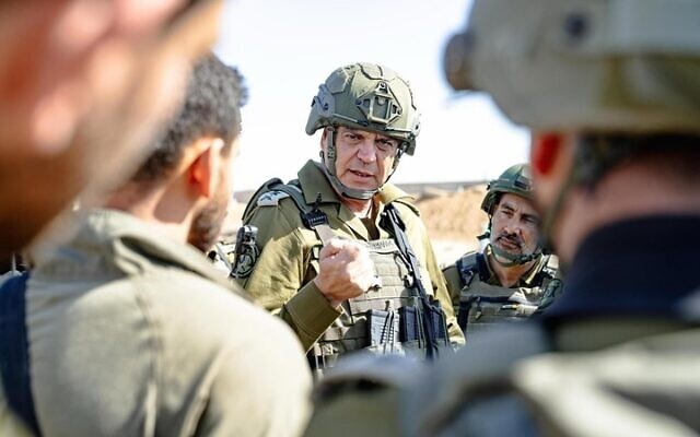 Le chef de la Direction de la technologie et de la logistique, le général de division Mishel Yanko, s'entretient avec des soldats dans la bande de Gaza, le 18 avril 2025. (Crédit : Armée israélienne) Le chef de la Direction de la technologie et de la logistique, le général de division Mishel Yanko, s'entretient avec des soldats dans la bande de Gaza, le 18 avril 2025. (Crédit : Armée israélienne)
