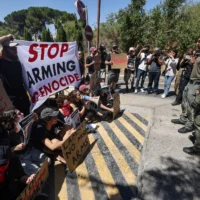 Des agents de la police des frontières montent la garde lors d'un sit-in anti-guerre organisé par des militants de la gauche israélienne, devant le consulat général britannique à Jérusalem, le 16 août 2024. (Crédit : Ahmad Gharabli/AFP)