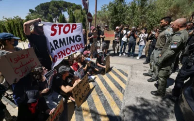 Des agents de la police des frontières montent la garde lors d'un sit-in anti-guerre organisé par des militants de la gauche israélienne, devant le consulat général britannique à Jérusalem, le 16 août 2024. (Crédit : Ahmad Gharabli/AFP)