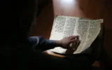 Manuscrit syriaque ancien de la collection privée de Raad Abdul-Ahed de la ville kurde de Dohuk, dans le nord de l'Irak, photographié en 2015. (Crédit : Bram Janssen/AP)
