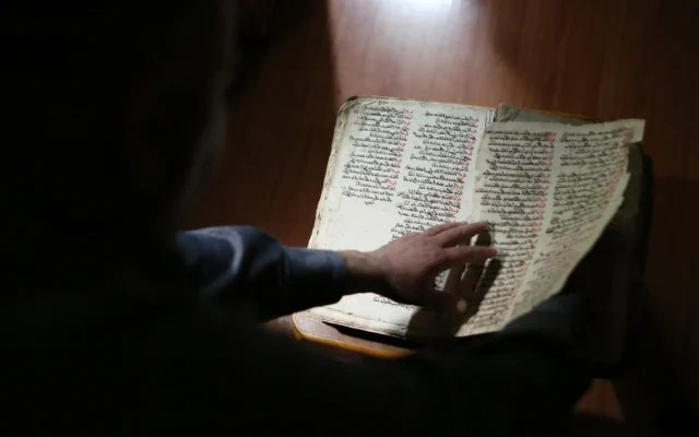 Manuscrit syriaque ancien de la collection privée de Raad Abdul-Ahed de la ville kurde de Dohuk, dans le nord de l'Irak, photographié en 2015. (Crédit : Bram Janssen/AP)