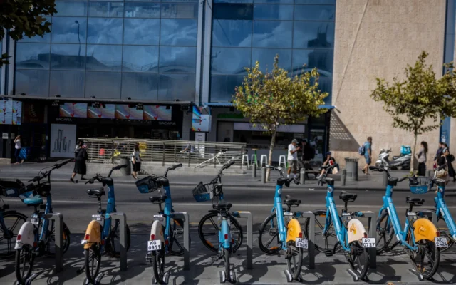 Des vélos devant la gare routière centrale de Jérusalem, le 16 septembre 2024 (Crédit : Chaim Goldberg/Flash90)