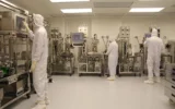 Les employés de Pluri sur le site de production de thérapie cellulaire de la société israélienne de biotechnologie à Haïfa. (Crédit  : Michael Brikman)