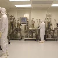 Les employés de Pluri sur le site de production de thérapie cellulaire de la société israélienne de biotechnologie à Haïfa. (Crédit  : Michael Brikman)