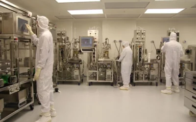 Les employés de Pluri sur le site de production de thérapie cellulaire de la société israélienne de biotechnologie à Haïfa. (Crédit  : Michael Brikman)