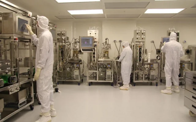 Les employés de Pluri sur le site de production de thérapie cellulaire de la société israélienne de biotechnologie à Haïfa. (Crédit  : Michael Brikman)