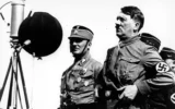 Illustration : Adolf Hitler s'adressant à 30 000 soldats nazis en uniforme, à Kiel, en Allemagne, le 7 mai 1933. (Crédit : AP)