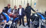Le ministre de la Sécurité nationale Itamar Ben Gvir rencontre la police à Miami, en Floride, lors d'une visite aux États-Unis, le 22 avril 2025. (Crédit : Autorisation)