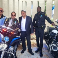 Le ministre de la Sécurité nationale Itamar Ben Gvir rencontre la police à Miami, en Floride, lors d'une visite aux États-Unis, le 22 avril 2025. (Crédit : Autorisation)