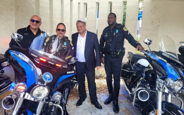 Le ministre de la Sécurité nationale Itamar Ben Gvir rencontre la police à Miami, en Floride, lors d'une visite aux États-Unis, le 22 avril 2025. (Crédit : Autorisation)