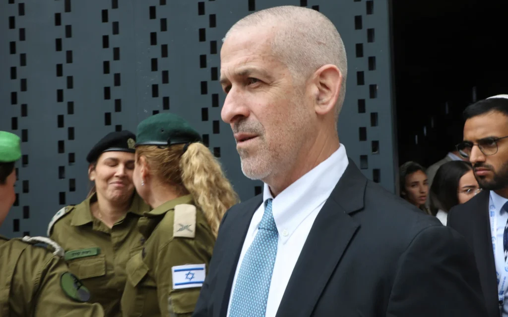 Ronen Bar, chef du Shin Bet, lors de la cérémonie de Yom Hazikaron en hommage aux soldats tombés au combat et aux victimes du terrorisme, au cimetière militaire du mont Herzl à Jérusalem, le 13 mai 2024. (Crédit : Gil Cohen-Magen/Pool photo via AP) Ronen Bar, chef du Shin Bet, lors de la cérémonie de Yom Hazikaron en hommage aux soldats tombés au combat et aux victimes du terrorisme, au cimetière militaire du mont Herzl à Jérusalem, le 13 mai 2024. (Crédit : Gil Cohen-Magen/Pool photo via AP)