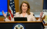 La porte-parole du Département d'État américain, Tammy Bruce, lors d'un briefing au Département d'État, le 15 avril 2025, à Washington. (Crédit : Rod Lamkey, Jr./AP)