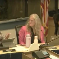 Les membres du conseil d'administration du Pajaro Valley Unified School District, Gabriel Medina, à droite, et Joy Flynn, à gauche, assistent à une réunion le 17 avril 2025. (Crédit : Capture d'écran via YouTube/Pajaro Valley Unified School District)