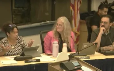 Les membres du conseil d'administration du Pajaro Valley Unified School District, Gabriel Medina, à droite, et Joy Flynn, à gauche, assistent à une réunion le 17 avril 2025. (Crédit : Capture d'écran via YouTube/Pajaro Valley Unified School District)