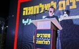 L'ancienne présidente de Meretz, Zehava Galon, s'exprime lors d'un rassemblement contre la guerre de Gaza sur la place Habima de Tel Aviv, le 24 avril 2025. (Crédit : Charlie Summers/Times of Israel)