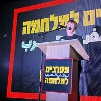 L'ancienne présidente de Meretz, Zehava Galon, s'exprime lors d'un rassemblement contre la guerre de Gaza sur la place Habima de Tel Aviv, le 24 avril 2025. (Crédit : Charlie Summers/Times of Israel)