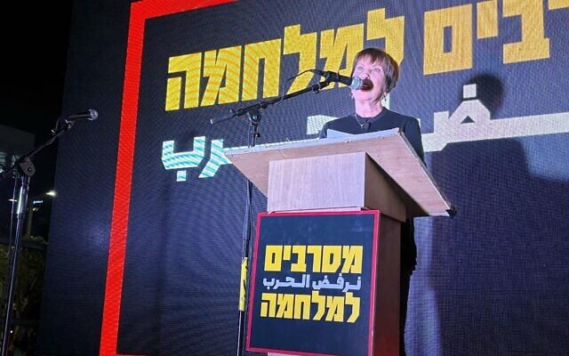 L'ancienne présidente de Meretz, Zehava Galon, s'exprime lors d'un rassemblement contre la guerre de Gaza sur la place Habima de Tel Aviv, le 24 avril 2025. (Crédit : Charlie Summers/Times of Israel)
