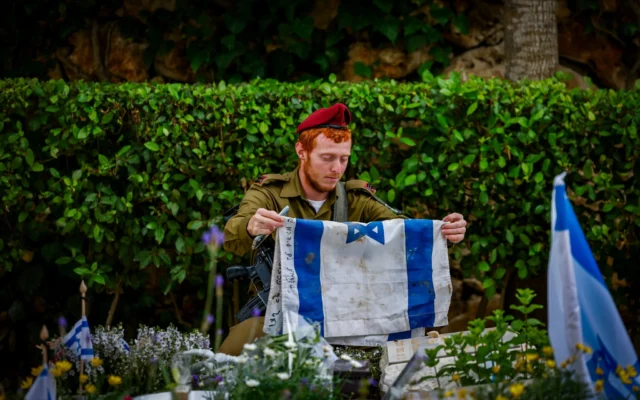 Le cimetière militaire du mont Herzl à Jérusalem, le 13 mai 2024. (Crédit : Chaïm Goldberg/Flash90)