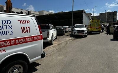 Des secouristes arrivent sur les lieux d'une fusillade qui a tué un homme de 69 ans à Ibillin, une ville arabe du nord d'Israël, le 25 avril 2025. (Crédit : Magen David Adom)