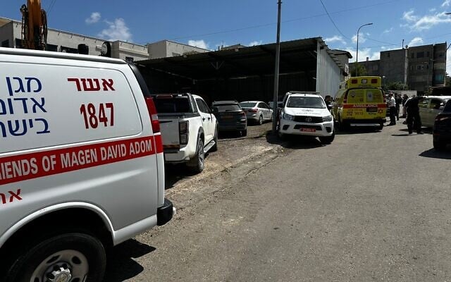 Des secouristes arrivent sur les lieux d'une fusillade qui a tué un homme de 69 ans à Ibillin, une ville arabe du nord d'Israël, le 25 avril 2025. (Crédit : Magen David Adom)
