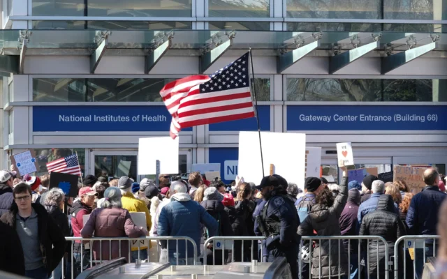 Des manifestants protestent contre les coupes budgétaires devant le National Institutes of Health (NIH) à Bethesda, dans le Maryland, le 8 mars 2025. (Crédit : Michael Mathes / AFP)
