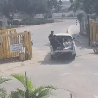 Des terroristes du Hamas enlèvent Gabriela Leimberg, 59 ans, et sa fille Mia, 17 ans, au kibboutz Nir Yitzhak, le 7 octobre 2023. (Crédit : South First Responders)