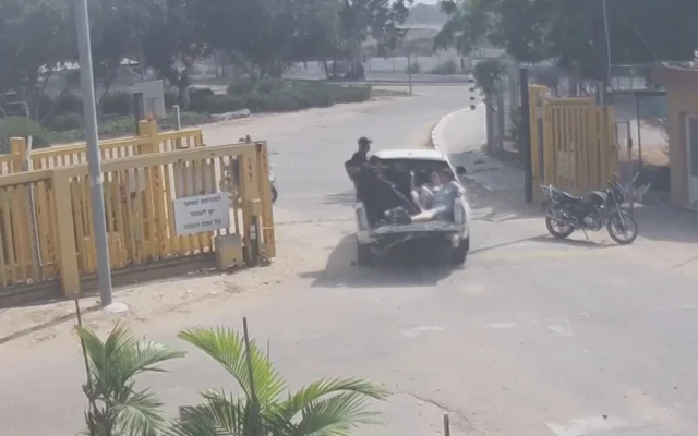 Des terroristes du Hamas enlèvent Gabriela Leimberg, 59 ans, et sa fille Mia, 17 ans, au kibboutz Nir Yitzhak, le 7 octobre 2023. (Crédit : South First Responders)
