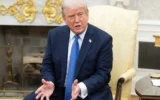 Le président américain Donald Trump s'exprime lors d'une réunion bilatérale avec le Premier ministre norvégien Jonas Gahr Store dans le bureau ovale de la Maison Blanche à Washington, DC, le 24 avril 2025. (Crédit : Saul Loeb/AFP)