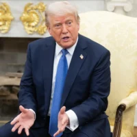 Le président américain Donald Trump s'exprime lors d'une réunion bilatérale avec le Premier ministre norvégien Jonas Gahr Store dans le bureau ovale de la Maison Blanche à Washington, DC, le 24 avril 2025. (Crédit : Saul Loeb/AFP)