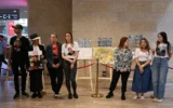 D'anciens otages du Hamas présentent leur exposition d'art à l'aéroport Ben Gurion, le 27 avril 2025. (Crédit : Hostages and Missing Families Forum)