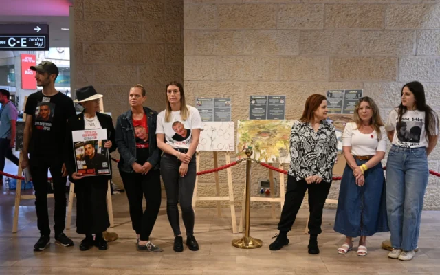 D'anciens otages du Hamas présentent leur exposition d'art à l'aéroport Ben Gurion, le 27 avril 2025. (Crédit : Hostages and Missing Families Forum)