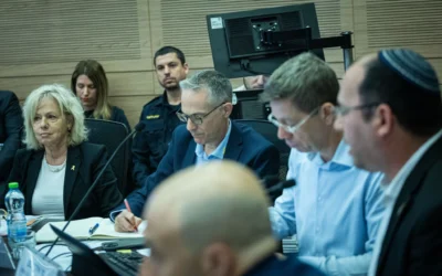 Illustration : La procureure générale Gali Baharav-Miara (à gauche) à une réunion de la commission de la Constitution, du Droit et de la Justice de la Knesset, présidée par le député Simcha Rothman (à droite), le 27 avril 2025. (Crédit : Yonatan Sindel/Flash90)