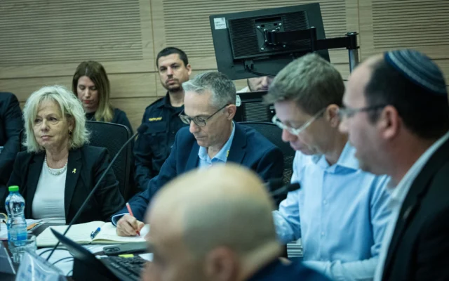Illustration : La procureure générale Gali Baharav-Miara (à gauche) à une réunion de la commission de la Constitution, du Droit et de la Justice de la Knesset, présidée par le député Simcha Rothman (à droite), le 27 avril 2025. (Crédit : Yonatan Sindel/Flash90)