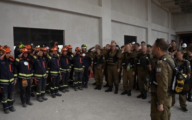 Des experts israéliens en recherche et sauvetage en Thaïlande pour aider à la suite d'un tremblement de terre majeur, dans une photo autorisée pour publication le 9 avril 2025. (Crédit : armée israélienne)