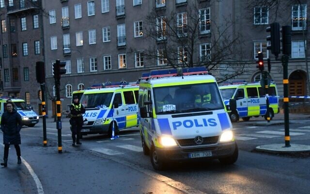 Des policiers devant l'ambassade des États-Unis, à Stockholm, en Suède, le 9 décembre 2017. (Crédit : Atila Altuntas/Anadolu Agency/Getty Images) Des policiers devant l'ambassade des États-Unis, à Stockholm, en Suède, le 9 décembre 2017. (Crédit : Atila Altuntas/Anadolu Agency/Getty Images)