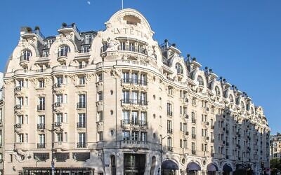 L'Hôtel Lutetia à Paris, anciennement propriété d'une filiale du groupe israélien d’immobilier de luxe Alrov, le 24 avril 2021. (Crédit : Arthur Weidmann / CC BY-SA 4.0)