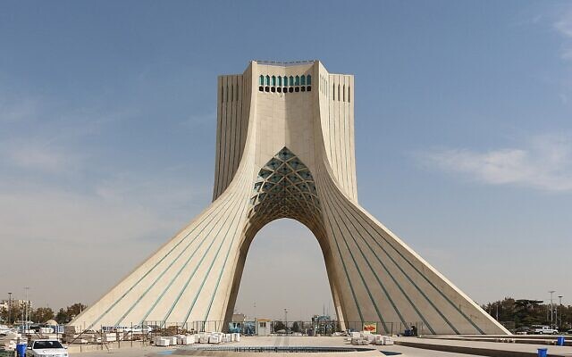 La tour Azadi, à Téhéran, en Iran, le 20 octobre 2016. (Crédit : Bernard Gagnon /    CC BY-SA 4.0)