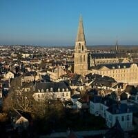 Vue de la ville de Vendôme (Loir-et-Cher, France) et notamment de ses deux clochers depuis l'ancien château, le 12 février 2023. (Crédit : Benjamin Smith / CC BY-SA 4.0)
