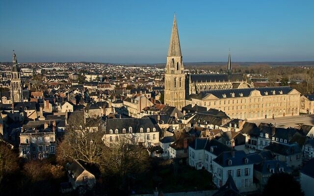 Vue de la ville de Vendôme (Loir-et-Cher, France) et notamment de ses deux clochers depuis l'ancien château, le 12 février 2023. (Crédit : Benjamin Smith / CC BY-SA 4.0) Vue de la ville de Vendôme (Loir-et-Cher, France) et notamment de ses deux clochers depuis l'ancien château, le 12 février 2023. (Crédit : Benjamin Smith / CC BY-SA 4.0)