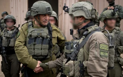 Le chef d'état-major de Tsahal, le lieutenant-général Eyal Zamir, rencontre des officiers dans le sud de la bande de Gaza, le 24 avril 2025. (Crédit : armée israélienne)