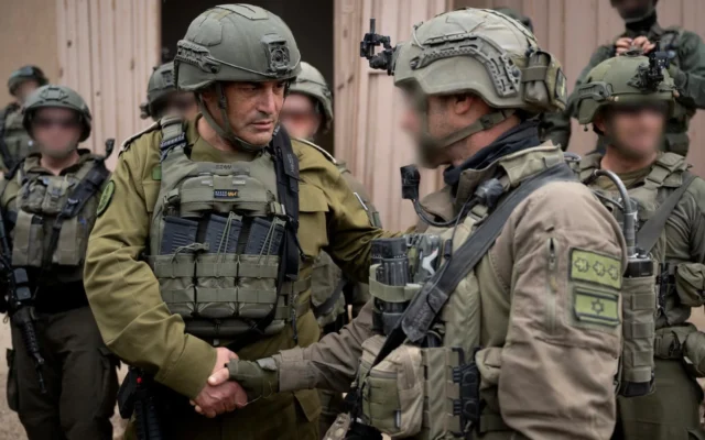 Le chef d'état-major de Tsahal, le lieutenant-général Eyal Zamir, rencontre des officiers dans le sud de la bande de Gaza, le 24 avril 2025. (Crédit : armée israélienne)