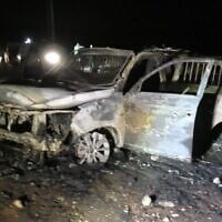 Une voiture de police brûlée après avoir été incendiée par des résidents d'implantation de l'avant-poste illégal de Givat Habaladim, le 2 avril 2025. (Police israélienne)