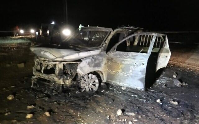 Une voiture de police brûlée après avoir été incendiée par des résidents d'implantation de l'avant-poste illégal de Givat Habaladim, le 2 avril 2025. (Police israélienne) Une voiture de police brûlée après avoir été incendiée par des résidents d'implantation de l'avant-poste illégal de Givat Habaladim, le 2 avril 2025. (Police israélienne)