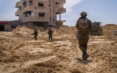Illustration : Des soldats de l'armée israélienne opérant dans le quartier de Tel Sultan, à Rafah, dans le sud de la bande de Gaza, le 2 avril 2025. (Crédit : Armée israélienne)