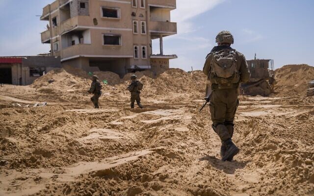 Illustration : Des soldats de l'armée israélienne opérant dans le quartier de Tel Sultan, à Rafah, dans le sud de la bande de Gaza, le 2 avril 2025. (Crédit : Armée israélienne)