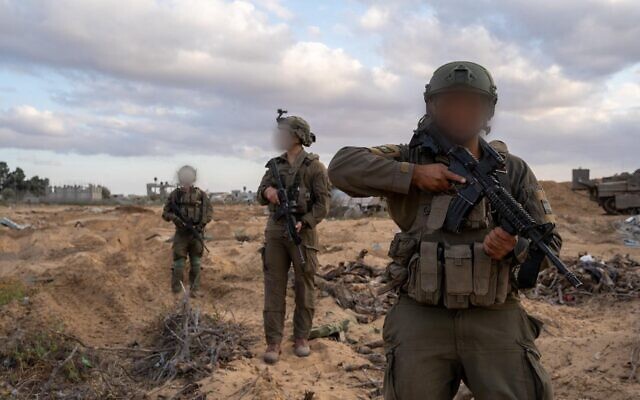 Des soldats de l'armée israélienne opérant dans la bande de Gaza, sur une photo diffusée le 17 avril 2025. (Crédit : Armée israélienne) Des soldats de l'armée israélienne opérant dans la bande de Gaza, sur une photo diffusée le 17 avril 2025. (Crédit : Armée israélienne)