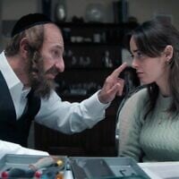 Sasson Gabay et Hadas Yaron incarnant un père et sa fille dans « Kugel », une nouvelle série israélienne qui se déroule dans la communauté juive ultra-orthodoxe d'Anvers. (Crédit : Izzy via JTA)