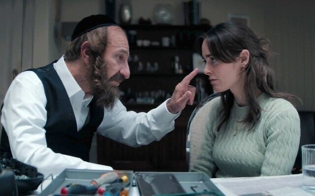Sasson Gabay et Hadas Yaron incarnant un père et sa fille dans « Kugel », une nouvelle série israélienne qui se déroule dans la communauté juive ultra-orthodoxe d'Anvers. (Crédit : Izzy via JTA)
